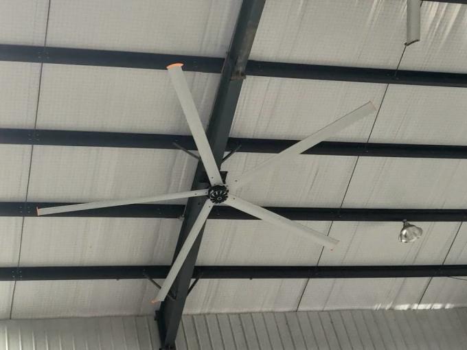 Большой промышленный потолочный вентилятор используемый в спортзале