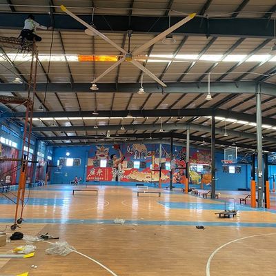 Хорошая цена. 5Pcs Blade Industrial HVLS Ceiling Fan for Factories AC Powered Brushless DC Motor (Промышленный HVLS потолочный вентилятор для заводов) онлайн